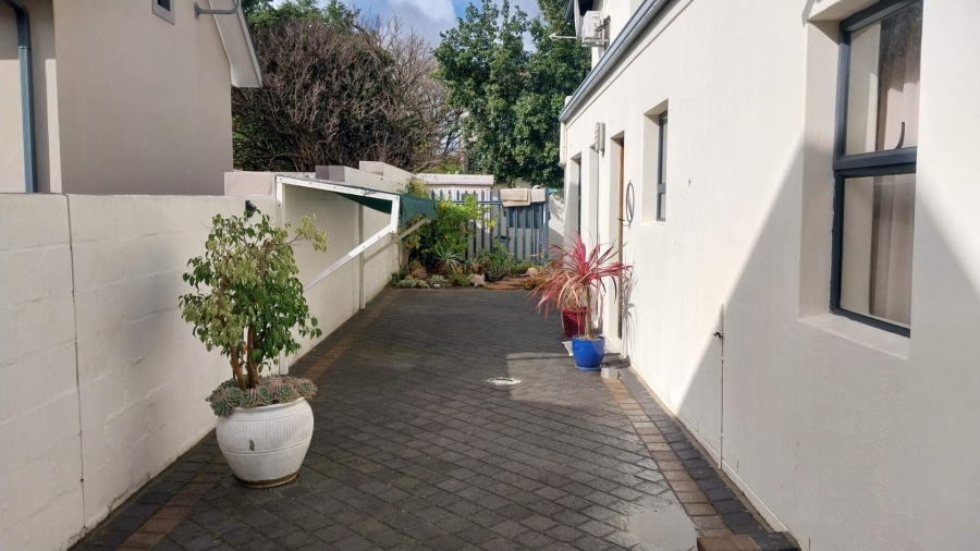 1 Bedroom Property for Sale in Uitzicht Western Cape